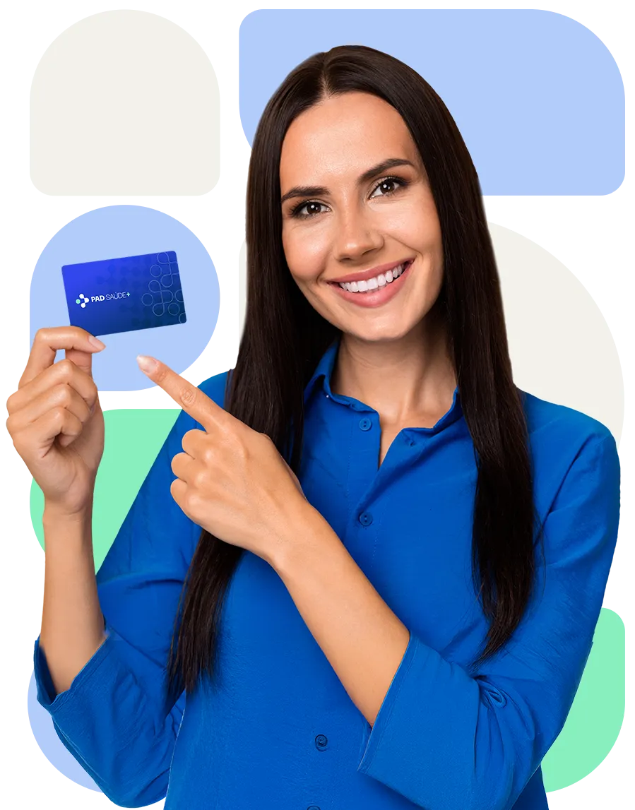 Cliente apresentando o Cartão PAD Saúde+