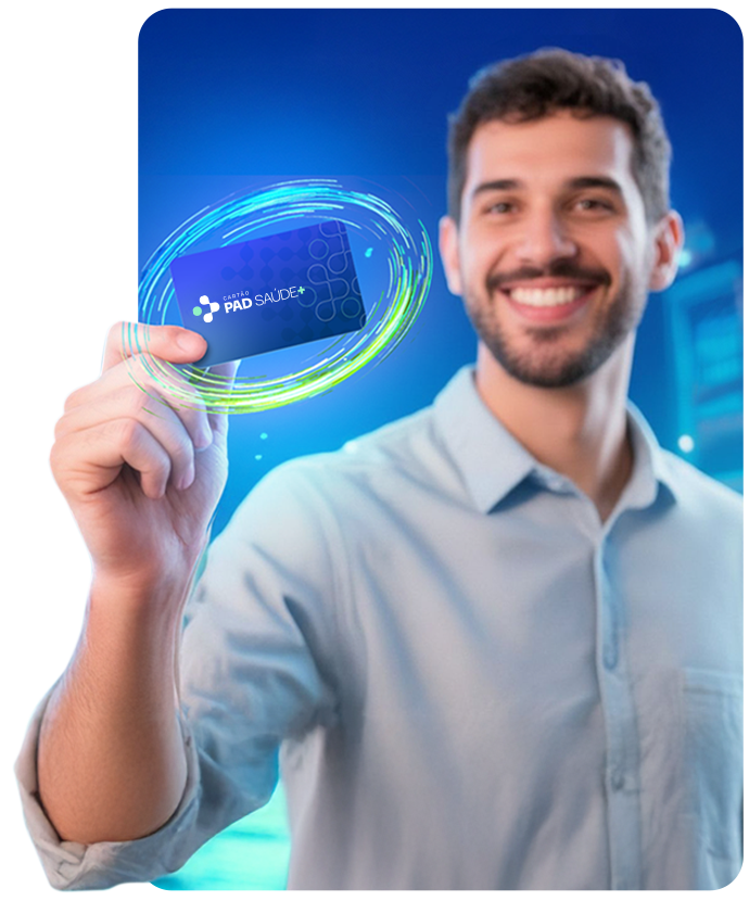 Pessoa apresentando o Cartão PAD Saúde+