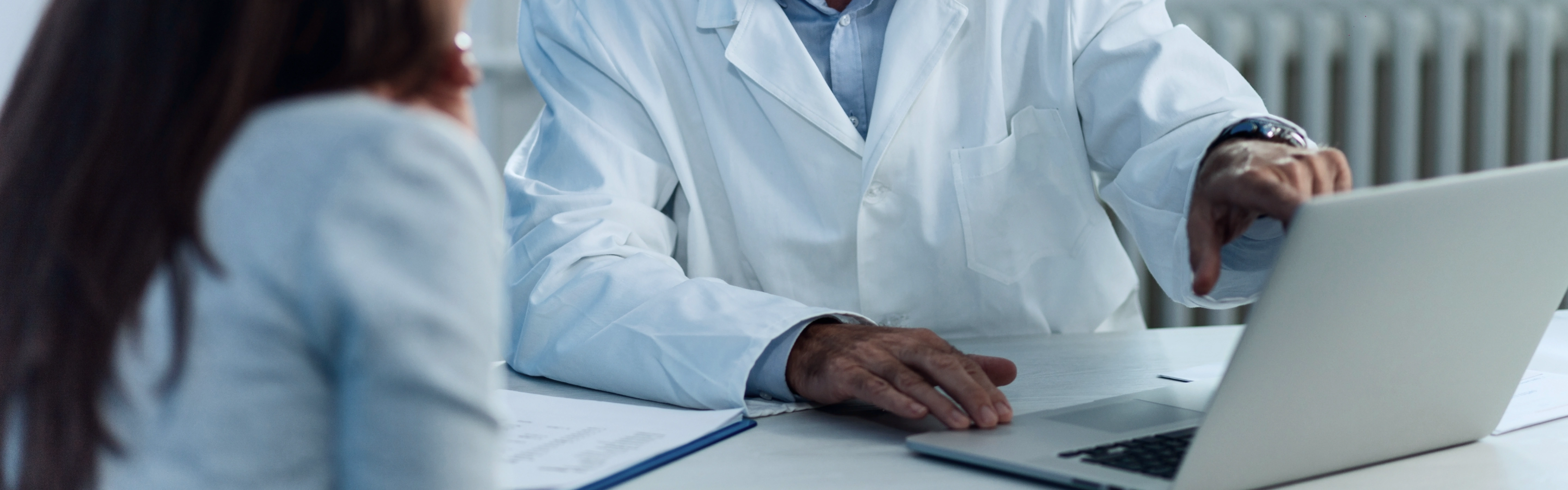 Equipe médica avaliando um caso clínico